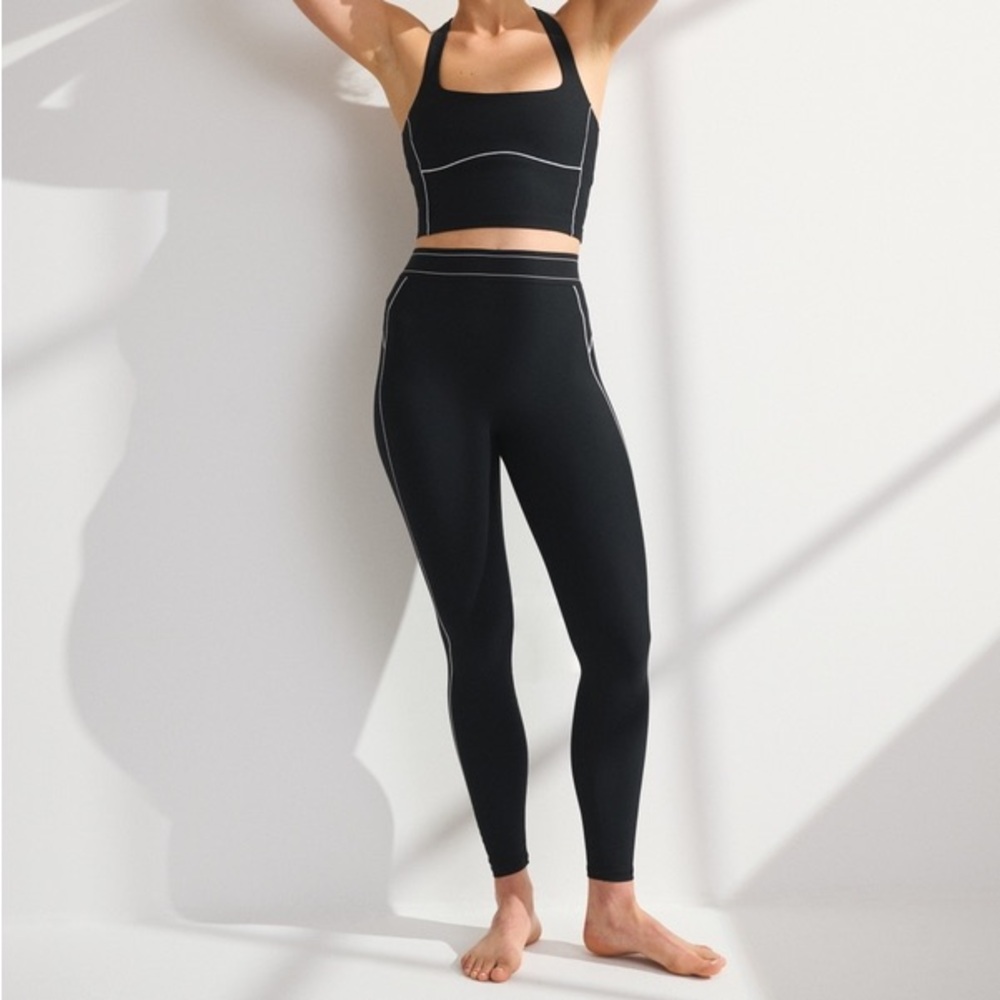 Abercrombie & Fitch Black High-Waist Leggings with Contrast Stitching